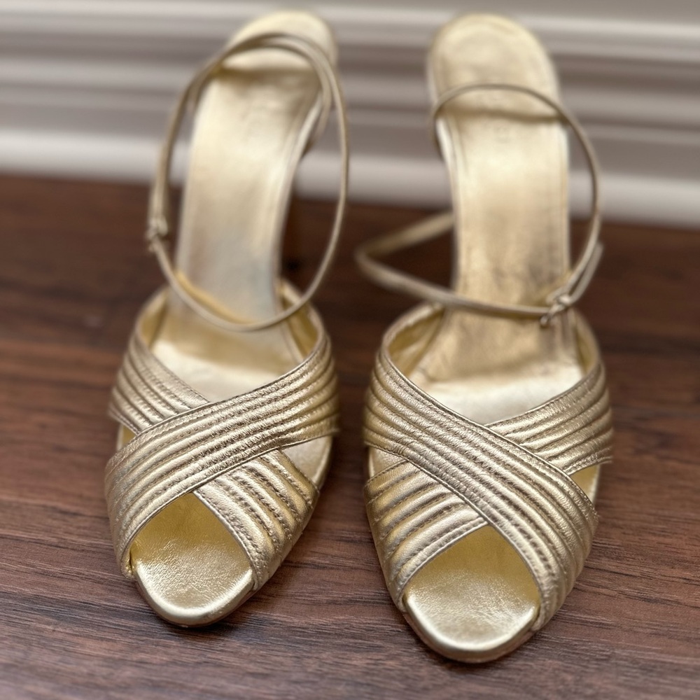 Gucci gold leather sandal. Size 9